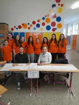 pomocníci ze žákovského parlamentu a učitelé ze 2.st