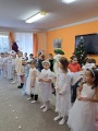 1.A zpívá a hraje seniorům