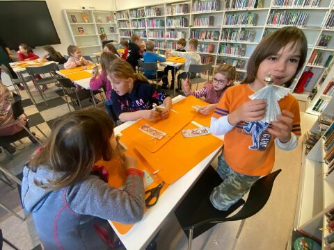 Návštěva knihovny a vánoční tvoření 1. A