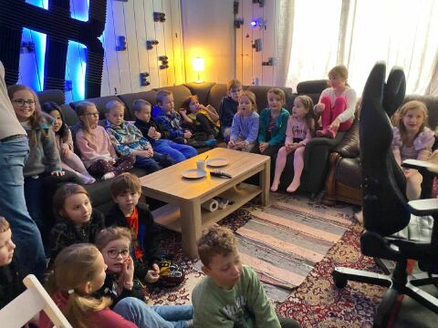 Žáci 1. A v nahrávacím studiu: Hudební zážitek na vlastní kůži